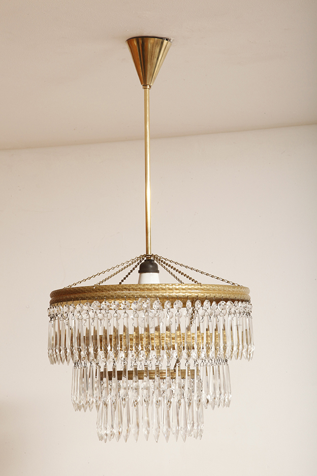 czech design, szklana lampa vintage, czech vintage lamp, vintage, vintage store, vintage ceiling lamp, hanging glass lamp, lamp, sklep vintage, mid century modern, Železnobrodskié Sklo, vintage chandeler, czechoslovakia, design shop, made in prl, lampa vintage Železnobrodskié Sklo, retro glass lamp, 60's, retro shop warsaw, meble prl, Železnobrodskié Sklo ceiling lamp, napako vintage lamp, mid century lamp, retro sklep warszawa, retro, Železnobrodskié Sklo vintage lamp, lampa napako, lamp design, vintage shop warsaw, lampa vintage, lampa boho, lampa sufitowa vintage, vintage lamp, antique shop warsaw, vintage hanging lamp, boho vintage, czeska lampa sufitowa retro, 1960., antique store warsaw, retro lamp, lampa vintage boho, hanging vintage lamp napako, 60., antyk sklep, retro style, retro shop, 1960s, antyk sklep warszawa, vintage light, vintage shop Duża kaskadowa trzypoziomowa jednopunktowa lampa sufitowa w stylu boho złożona z 143 przeźroczystych szklanych wisiorków i innych szklanych dodatków wiszących na trzech metalowych obręczach w kolorze starego złota, Typ 18-01, Železnobrodskié Sklo, Czechosłowacja, lata 50. - obrazek 58