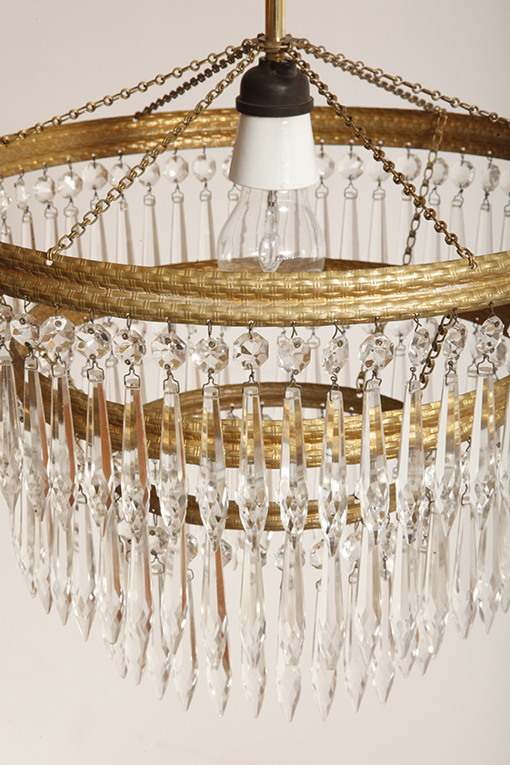 czech design, szklana lampa vintage, czech vintage lamp, vintage, vintage store, vintage ceiling lamp, hanging glass lamp, lamp, sklep vintage, mid century modern, Železnobrodskié Sklo, vintage chandeler, czechoslovakia, design shop, made in prl, lampa vintage Železnobrodskié Sklo, retro glass lamp, 60's, retro shop warsaw, meble prl, Železnobrodskié Sklo ceiling lamp, napako vintage lamp, mid century lamp, retro sklep warszawa, retro, Železnobrodskié Sklo vintage lamp, lampa napako, lamp design, vintage shop warsaw, lampa vintage, lampa boho, lampa sufitowa vintage, vintage lamp, antique shop warsaw, vintage hanging lamp, boho vintage, czeska lampa sufitowa retro, 1960., antique store warsaw, retro lamp, lampa vintage boho, hanging vintage lamp napako, 60., antyk sklep, retro style, retro shop, 1960s, antyk sklep warszawa, vintage light, vintage shop Duża kaskadowa trzypoziomowa jednopunktowa lampa sufitowa w stylu boho złożona z 143 przeźroczystych szklanych wisiorków i innych szklanych dodatków wiszących na trzech metalowych obręczach w kolorze starego złota, Typ 18-01, Železnobrodskié Sklo, Czechosłowacja, lata 50. - obrazek 60