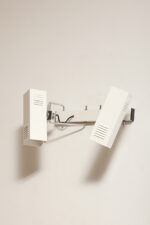 Dwupunktowa pozioma biała metalowa lampa ścienna/kinkiet z ruchomymi kloszami na chromowanej konstrukcji, Space Age, Włochy, lata 70 - obrazek 6