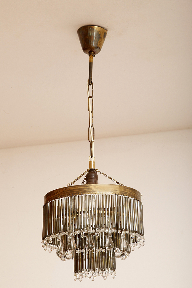 lampa napako, lamp design, vintage shop warsaw, lampa vintage, lampa boho, lampa sufitowa vintage, vintage lamp, antique shop warsaw, vintage hanging lamp, boho vintage, czeska lampa sufitowa retro, 1960., antique store warsaw, retro lamp, lampa vintage boho, hanging vintage lamp napako, 60., antyk sklep, retro style, retro shop, 1960s, antyk sklep warszawa, vintage light, vintage shop, czech design, szklana lampa vintage, czech vintage lamp, vintage, vintage store, vintage ceiling lamp, hanging glass lamp, lamp, sklep vintage, mid century modern, Železnobrodskié Sklo, vintage chandeler, czechoslovakia, design shop, made in prl, lampa vintage Železnobrodskié Sklo, retro glass lamp, 60's, retro shop warsaw, meble prl, Železnobrodskié Sklo ceiling lamp, napako vintage lamp, mid century lamp, retro sklep warszawa, retro, Železnobrodskié Sklo vintage lamp Kaskadowa trzypoziomowa jednopunktowa lampa sufitowa w stylu boho złożona z przeźroczystych szklanych wisiorków i czarnych szklanych pałeczek wiszących na trzech metalowych obręczach w kolorze starego złota, Typ 18-01, Železnobrodskié Sklo, Czechosłowacja, lata 50. - obrazek 6