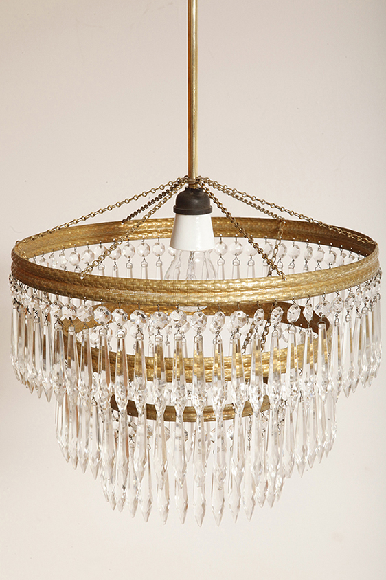 czech design, szklana lampa vintage, czech vintage lamp, vintage, vintage store, vintage ceiling lamp, hanging glass lamp, lamp, sklep vintage, mid century modern, Železnobrodskié Sklo, vintage chandeler, czechoslovakia, design shop, made in prl, lampa vintage Železnobrodskié Sklo, retro glass lamp, 60's, retro shop warsaw, meble prl, Železnobrodskié Sklo ceiling lamp, napako vintage lamp, mid century lamp, retro sklep warszawa, retro, Železnobrodskié Sklo vintage lamp, lampa napako, lamp design, vintage shop warsaw, lampa vintage, lampa boho, lampa sufitowa vintage, vintage lamp, antique shop warsaw, vintage hanging lamp, boho vintage, czeska lampa sufitowa retro, 1960., antique store warsaw, retro lamp, lampa vintage boho, hanging vintage lamp napako, 60., antyk sklep, retro style, retro shop, 1960s, antyk sklep warszawa, vintage light, vintage shop Duża kaskadowa trzypoziomowa jednopunktowa lampa sufitowa w stylu boho złożona z 143 przeźroczystych szklanych wisiorków i innych szklanych dodatków wiszących na trzech metalowych obręczach w kolorze starego złota, Typ 18-01, Železnobrodskié Sklo, Czechosłowacja, lata 50. - obrazek 6