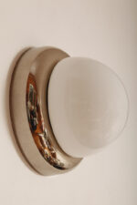 Jednopunktowa w kształcie kopuły okrągła szklana biała lampa ścienna/kinkiet/plafon ze srebrno-złotą melanżową oprawą z tworzywa sztucznego, Space Age, Sozzi Illuminazione, Włochy, lata 80. - obrazek 6