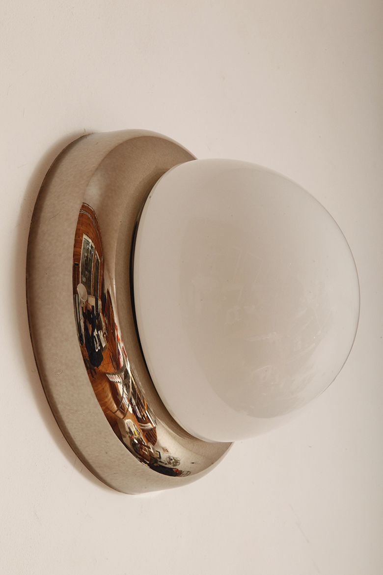 lampa retro, antique store warsaw, design shop, vintage ceiling lamp, design shop warsaw, white glass lamp, italian lamp, retro store, vintage wall lamp, design sklep warszawa, italian style, antyk sklep, design sklep, prl design, antique shop, lampa space age, antyk sklep warszawa, design store, lampa prl, antique store, wisząca lampa retro, italian vintage lamp, sklep retro, lampa vintage, design store warsaw, kinkiet vintage, space age wall lamp, retro shop warsaw, space age, mleczna lampa wiszaca, white lamp, włoski kinkiet vintage, retro sklep warszawa, space age lamp, lampa wiszca prl, retro shop, szklany kinkiet vintage, lampa, vintage shop warsaw, space age style, wisząca lampa vintage, vintage shop, szkło murano, lamp design, vintage store warsaw, vintage hanging lamp, vintage sklep warszawa, vintage store, vintage italian wall lamp, vintage lamp, retro store warsaw, retro lamp, antique shop warsaw, sklep vintage, vintage sconce, prl style, szklana lampa Jednopunktowa w kształcie kopuły okrągła szklana biała lampa ścienna/kinkiet/plafon ze srebrno-złotą melanżową oprawą z tworzywa sztucznego, Space Age, Sozzi Illuminazione, Włochy, lata 80. - obrazek 6