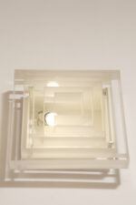 Duży jednopunktowy biały kwadratowy podtynkowy kinkiet/lampa ścienna/plafon „Kvadrat” / „Kvadratlampen” z geometrycznym dyfuzorem z tworzywa sztucznego, projekt Nils Andersen & Salli Besiakow dla Lyfa, Dania, wzór z 1972 roku - obrazek 6