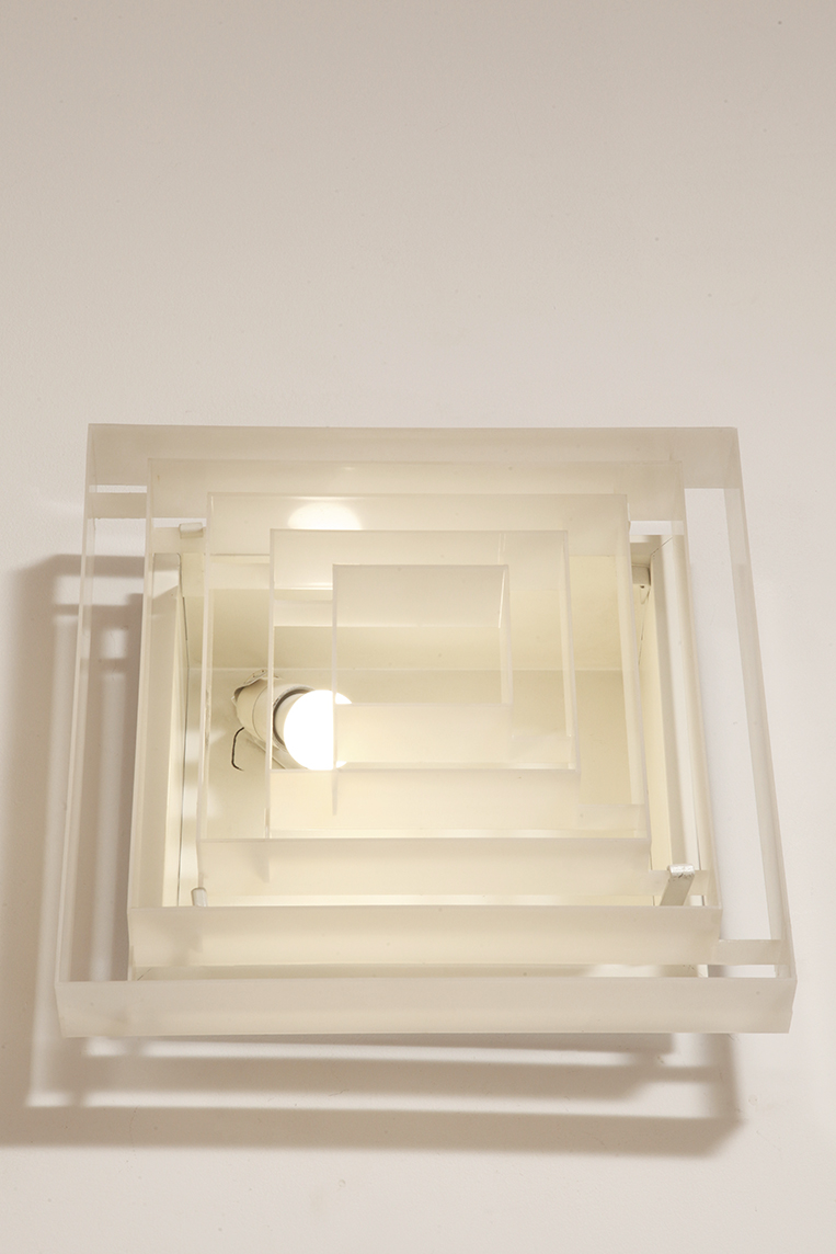 scandinavian lamp, antique shop warsaw, duński design, retro sklep warszawa, scandinavian style, antique store warsaw, retro shop, vintage shop warsaw, vintage wall lamp, antyk sklep, vintage shop, vintage store warsaw, metal lamp, antyk sklep warszawa, vintage store, retro store warsaw, lampa vintage, scandinavian vintage lamp, sklep vintage, design shop warsaw, danish design, metal vintage lamp, design shop, design sklep warszawa, lampa retro, wall lamp lyfa, retro store, danish lamp, antique shop, duńska lampa, design sklep, danish ceiling lamp, antique store, danish hanging lamp, design store, vintage lamp, design store warsaw, vintage danish lamp, kinkiet lyfa, sklep retro, scandinavian design, vintage sklep warszawa, danish retro lamp, lyfa wall lamp, retro shop warsaw Duży jednopunktowy biały kwadratowy podtynkowy kinkiet/lampa ścienna/plafon „Kvadrat” / „Kvadratlampen” z geometrycznym dyfuzorem z tworzywa sztucznego, projekt Nils Andersen & Salli Besiakow dla Lyfa, Dania, wzór z 1972 roku - obrazek 6