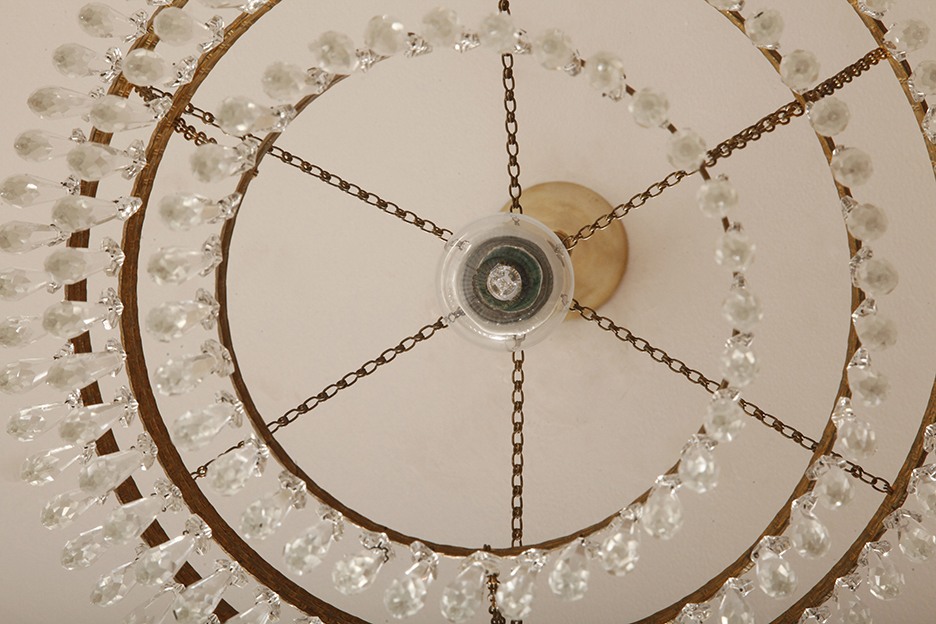 czech design, szklana lampa vintage, czech vintage lamp, vintage, vintage store, vintage ceiling lamp, hanging glass lamp, lamp, sklep vintage, mid century modern, Železnobrodskié Sklo, vintage chandeler, czechoslovakia, design shop, made in prl, lampa vintage Železnobrodskié Sklo, retro glass lamp, 60's, retro shop warsaw, meble prl, Železnobrodskié Sklo ceiling lamp, napako vintage lamp, mid century lamp, retro sklep warszawa, retro, Železnobrodskié Sklo vintage lamp, lampa napako, lamp design, vintage shop warsaw, lampa vintage, lampa boho, lampa sufitowa vintage, vintage lamp, antique shop warsaw, vintage hanging lamp, boho vintage, czeska lampa sufitowa retro, 1960., antique store warsaw, retro lamp, lampa vintage boho, hanging vintage lamp napako, 60., antyk sklep, retro style, retro shop, 1960s, antyk sklep warszawa, vintage light, vintage shop Duża kaskadowa trzypoziomowa jednopunktowa lampa sufitowa w stylu boho złożona z 143 przeźroczystych szklanych wisiorków i innych szklanych dodatków wiszących na trzech metalowych obręczach w kolorze starego złota, Typ 18-01, Železnobrodskié Sklo, Czechosłowacja, lata 50. - obrazek 62