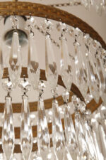 Duża kaskadowa trzypoziomowa jednopunktowa lampa sufitowa w stylu boho złożona z 143 przeźroczystych szklanych wisiorków i innych szklanych dodatków wiszących na trzech metalowych obręczach w kolorze starego złota, Typ 18-01, Železnobrodskié Sklo, Czechosłowacja, lata 50. - obrazek 63