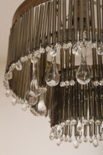 Kaskadowa trzypoziomowa jednopunktowa lampa sufitowa w stylu boho złożona z przeźroczystych szklanych wisiorków i czarnych szklanych pałeczek wiszących na trzech metalowych obręczach w kolorze starego złota, Typ 18-01, Železnobrodskié Sklo, Czechosłowacja, lata 50. - obrazek 7