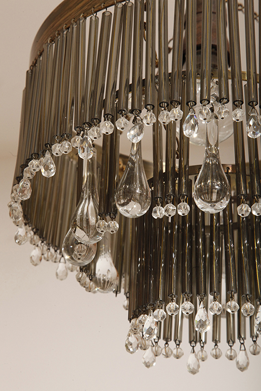 lampa napako, lamp design, vintage shop warsaw, lampa vintage, lampa boho, lampa sufitowa vintage, vintage lamp, antique shop warsaw, vintage hanging lamp, boho vintage, czeska lampa sufitowa retro, 1960., antique store warsaw, retro lamp, lampa vintage boho, hanging vintage lamp napako, 60., antyk sklep, retro style, retro shop, 1960s, antyk sklep warszawa, vintage light, vintage shop, czech design, szklana lampa vintage, czech vintage lamp, vintage, vintage store, vintage ceiling lamp, hanging glass lamp, lamp, sklep vintage, mid century modern, Železnobrodskié Sklo, vintage chandeler, czechoslovakia, design shop, made in prl, lampa vintage Železnobrodskié Sklo, retro glass lamp, 60's, retro shop warsaw, meble prl, Železnobrodskié Sklo ceiling lamp, napako vintage lamp, mid century lamp, retro sklep warszawa, retro, Železnobrodskié Sklo vintage lamp Kaskadowa trzypoziomowa jednopunktowa lampa sufitowa w stylu boho złożona z przeźroczystych szklanych wisiorków i czarnych szklanych pałeczek wiszących na trzech metalowych obręczach w kolorze starego złota, Typ 18-01, Železnobrodskié Sklo, Czechosłowacja, lata 50. - obrazek 7