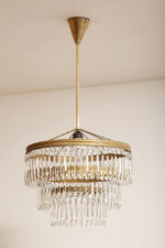 Duża kaskadowa trzypoziomowa jednopunktowa lampa sufitowa w stylu boho złożona z 143 przeźroczystych szklanych wisiorków i innych szklanych dodatków wiszących na trzech metalowych obręczach w kolorze starego złota, Typ 18-01, Železnobrodskié Sklo, Czechosłowacja, lata 50. - obrazek 7