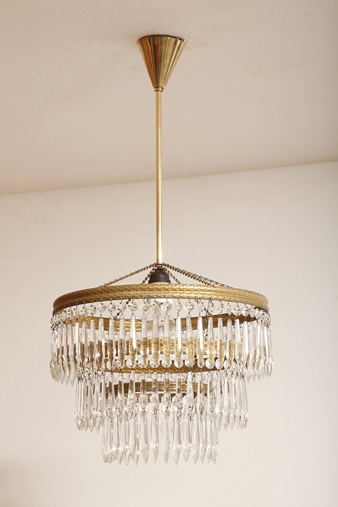 czech design, szklana lampa vintage, czech vintage lamp, vintage, vintage store, vintage ceiling lamp, hanging glass lamp, lamp, sklep vintage, mid century modern, Železnobrodskié Sklo, vintage chandeler, czechoslovakia, design shop, made in prl, lampa vintage Železnobrodskié Sklo, retro glass lamp, 60's, retro shop warsaw, meble prl, Železnobrodskié Sklo ceiling lamp, napako vintage lamp, mid century lamp, retro sklep warszawa, retro, Železnobrodskié Sklo vintage lamp, lampa napako, lamp design, vintage shop warsaw, lampa vintage, lampa boho, lampa sufitowa vintage, vintage lamp, antique shop warsaw, vintage hanging lamp, boho vintage, czeska lampa sufitowa retro, 1960., antique store warsaw, retro lamp, lampa vintage boho, hanging vintage lamp napako, 60., antyk sklep, retro style, retro shop, 1960s, antyk sklep warszawa, vintage light, vintage shop Duża kaskadowa trzypoziomowa jednopunktowa lampa sufitowa w stylu boho złożona z 143 przeźroczystych szklanych wisiorków i innych szklanych dodatków wiszących na trzech metalowych obręczach w kolorze starego złota, Typ 18-01, Železnobrodskié Sklo, Czechosłowacja, lata 50. - obrazek 7