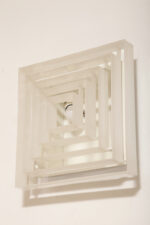 Duży jednopunktowy biały kwadratowy podtynkowy kinkiet/lampa ścienna/plafon „Kvadrat” / „Kvadratlampen” z geometrycznym dyfuzorem z tworzywa sztucznego, projekt Nils Andersen & Salli Besiakow dla Lyfa, Dania, wzór z 1972 roku - obrazek 7