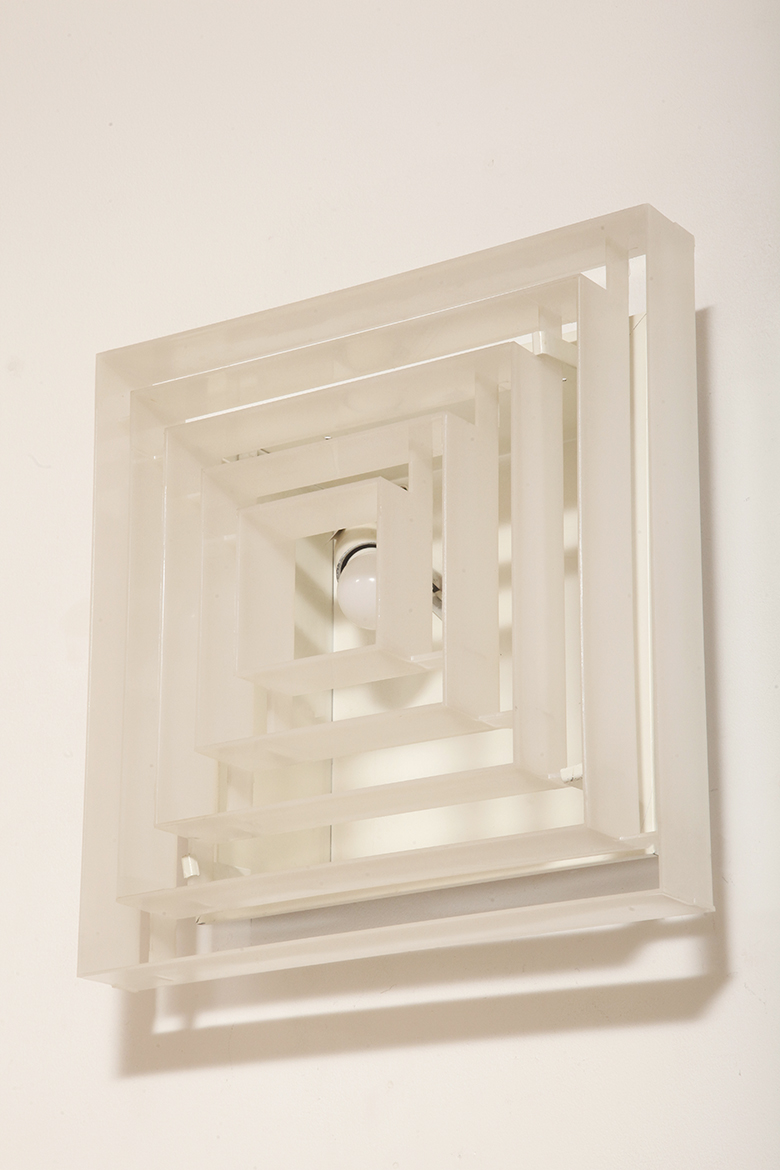 scandinavian lamp, antique shop warsaw, duński design, retro sklep warszawa, scandinavian style, antique store warsaw, retro shop, vintage shop warsaw, vintage wall lamp, antyk sklep, vintage shop, vintage store warsaw, metal lamp, antyk sklep warszawa, vintage store, retro store warsaw, lampa vintage, scandinavian vintage lamp, sklep vintage, design shop warsaw, danish design, metal vintage lamp, design shop, design sklep warszawa, lampa retro, wall lamp lyfa, retro store, danish lamp, antique shop, duńska lampa, design sklep, danish ceiling lamp, antique store, danish hanging lamp, design store, vintage lamp, design store warsaw, vintage danish lamp, kinkiet lyfa, sklep retro, scandinavian design, vintage sklep warszawa, danish retro lamp, lyfa wall lamp, retro shop warsaw Duży jednopunktowy biały kwadratowy podtynkowy kinkiet/lampa ścienna/plafon „Kvadrat” / „Kvadratlampen” z geometrycznym dyfuzorem z tworzywa sztucznego, projekt Nils Andersen & Salli Besiakow dla Lyfa, Dania, wzór z 1972 roku - obrazek 7