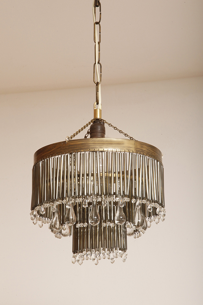 lampa napako, lamp design, vintage shop warsaw, lampa vintage, lampa boho, lampa sufitowa vintage, vintage lamp, antique shop warsaw, vintage hanging lamp, boho vintage, czeska lampa sufitowa retro, 1960., antique store warsaw, retro lamp, lampa vintage boho, hanging vintage lamp napako, 60., antyk sklep, retro style, retro shop, 1960s, antyk sklep warszawa, vintage light, vintage shop, czech design, szklana lampa vintage, czech vintage lamp, vintage, vintage store, vintage ceiling lamp, hanging glass lamp, lamp, sklep vintage, mid century modern, Železnobrodskié Sklo, vintage chandeler, czechoslovakia, design shop, made in prl, lampa vintage Železnobrodskié Sklo, retro glass lamp, 60's, retro shop warsaw, meble prl, Železnobrodskié Sklo ceiling lamp, napako vintage lamp, mid century lamp, retro sklep warszawa, retro, Železnobrodskié Sklo vintage lamp Kaskadowa trzypoziomowa jednopunktowa lampa sufitowa w stylu boho złożona z przeźroczystych szklanych wisiorków i czarnych szklanych pałeczek wiszących na trzech metalowych obręczach w kolorze starego złota, Typ 18-01, Železnobrodskié Sklo, Czechosłowacja, lata 50. - obrazek 8