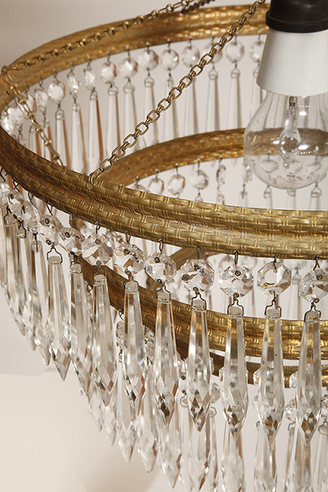 czech design, szklana lampa vintage, czech vintage lamp, vintage, vintage store, vintage ceiling lamp, hanging glass lamp, lamp, sklep vintage, mid century modern, Železnobrodskié Sklo, vintage chandeler, czechoslovakia, design shop, made in prl, lampa vintage Železnobrodskié Sklo, retro glass lamp, 60's, retro shop warsaw, meble prl, Železnobrodskié Sklo ceiling lamp, napako vintage lamp, mid century lamp, retro sklep warszawa, retro, Železnobrodskié Sklo vintage lamp, lampa napako, lamp design, vintage shop warsaw, lampa vintage, lampa boho, lampa sufitowa vintage, vintage lamp, antique shop warsaw, vintage hanging lamp, boho vintage, czeska lampa sufitowa retro, 1960., antique store warsaw, retro lamp, lampa vintage boho, hanging vintage lamp napako, 60., antyk sklep, retro style, retro shop, 1960s, antyk sklep warszawa, vintage light, vintage shop Duża kaskadowa trzypoziomowa jednopunktowa lampa sufitowa w stylu boho złożona z 143 przeźroczystych szklanych wisiorków i innych szklanych dodatków wiszących na trzech metalowych obręczach w kolorze starego złota, Typ 18-01, Železnobrodskié Sklo, Czechosłowacja, lata 50. - obrazek 8