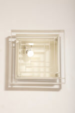 Duży jednopunktowy biały kwadratowy podtynkowy kinkiet/lampa ścienna/plafon „Kvadrat” / „Kvadratlampen” z geometrycznym dyfuzorem z tworzywa sztucznego, projekt Nils Andersen & Salli Besiakow dla Lyfa, Dania, wzór z 1972 roku - obrazek 8