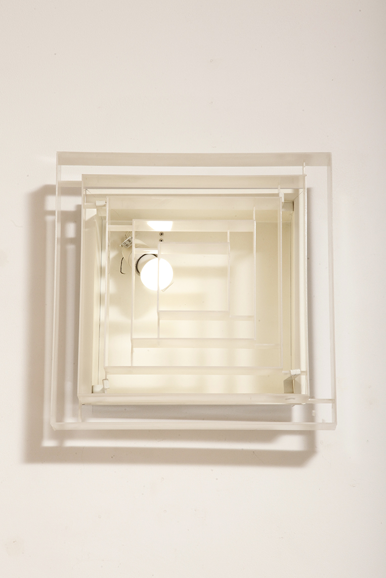 scandinavian lamp, antique shop warsaw, duński design, retro sklep warszawa, scandinavian style, antique store warsaw, retro shop, vintage shop warsaw, vintage wall lamp, antyk sklep, vintage shop, vintage store warsaw, metal lamp, antyk sklep warszawa, vintage store, retro store warsaw, lampa vintage, scandinavian vintage lamp, sklep vintage, design shop warsaw, danish design, metal vintage lamp, design shop, design sklep warszawa, lampa retro, wall lamp lyfa, retro store, danish lamp, antique shop, duńska lampa, design sklep, danish ceiling lamp, antique store, danish hanging lamp, design store, vintage lamp, design store warsaw, vintage danish lamp, kinkiet lyfa, sklep retro, scandinavian design, vintage sklep warszawa, danish retro lamp, lyfa wall lamp, retro shop warsaw Duży jednopunktowy biały kwadratowy podtynkowy kinkiet/lampa ścienna/plafon „Kvadrat” / „Kvadratlampen” z geometrycznym dyfuzorem z tworzywa sztucznego, projekt Nils Andersen & Salli Besiakow dla Lyfa, Dania, wzór z 1972 roku - obrazek 8