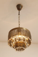 Kaskadowa trzypoziomowa jednopunktowa lampa sufitowa w stylu boho złożona z przeźroczystych szklanych wisiorków i czarnych szklanych pałeczek wiszących na trzech metalowych obręczach w kolorze starego złota, Typ 18-01, Železnobrodskié Sklo, Czechosłowacja, lata 50. - obrazek 9