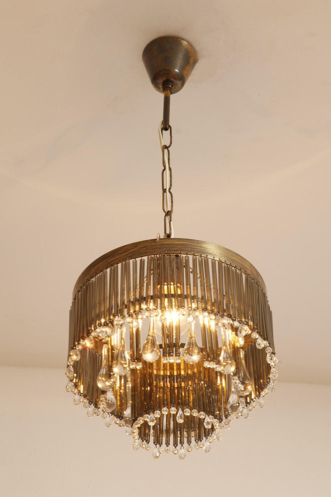 lampa napako, lamp design, vintage shop warsaw, lampa vintage, lampa boho, lampa sufitowa vintage, vintage lamp, antique shop warsaw, vintage hanging lamp, boho vintage, czeska lampa sufitowa retro, 1960., antique store warsaw, retro lamp, lampa vintage boho, hanging vintage lamp napako, 60., antyk sklep, retro style, retro shop, 1960s, antyk sklep warszawa, vintage light, vintage shop, czech design, szklana lampa vintage, czech vintage lamp, vintage, vintage store, vintage ceiling lamp, hanging glass lamp, lamp, sklep vintage, mid century modern, Železnobrodskié Sklo, vintage chandeler, czechoslovakia, design shop, made in prl, lampa vintage Železnobrodskié Sklo, retro glass lamp, 60's, retro shop warsaw, meble prl, Železnobrodskié Sklo ceiling lamp, napako vintage lamp, mid century lamp, retro sklep warszawa, retro, Železnobrodskié Sklo vintage lamp Kaskadowa trzypoziomowa jednopunktowa lampa sufitowa w stylu boho złożona z przeźroczystych szklanych wisiorków i czarnych szklanych pałeczek wiszących na trzech metalowych obręczach w kolorze starego złota, Typ 18-01, Železnobrodskié Sklo, Czechosłowacja, lata 50. - obrazek 9