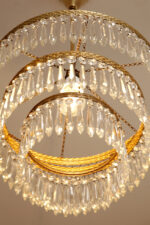 Duża kaskadowa trzypoziomowa jednopunktowa lampa sufitowa w stylu boho złożona z 143 przeźroczystych szklanych wisiorków i innych szklanych dodatków wiszących na trzech metalowych obręczach w kolorze starego złota, Typ 18-01, Železnobrodskié Sklo, Czechosłowacja, lata 50. - obrazek 9