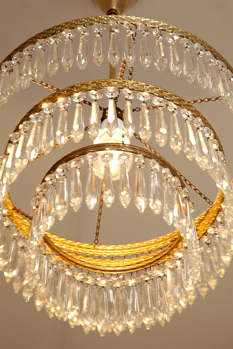 czech design, szklana lampa vintage, czech vintage lamp, vintage, vintage store, vintage ceiling lamp, hanging glass lamp, lamp, sklep vintage, mid century modern, Železnobrodskié Sklo, vintage chandeler, czechoslovakia, design shop, made in prl, lampa vintage Železnobrodskié Sklo, retro glass lamp, 60's, retro shop warsaw, meble prl, Železnobrodskié Sklo ceiling lamp, napako vintage lamp, mid century lamp, retro sklep warszawa, retro, Železnobrodskié Sklo vintage lamp, lampa napako, lamp design, vintage shop warsaw, lampa vintage, lampa boho, lampa sufitowa vintage, vintage lamp, antique shop warsaw, vintage hanging lamp, boho vintage, czeska lampa sufitowa retro, 1960., antique store warsaw, retro lamp, lampa vintage boho, hanging vintage lamp napako, 60., antyk sklep, retro style, retro shop, 1960s, antyk sklep warszawa, vintage light, vintage shop Duża kaskadowa trzypoziomowa jednopunktowa lampa sufitowa w stylu boho złożona z 143 przeźroczystych szklanych wisiorków i innych szklanych dodatków wiszących na trzech metalowych obręczach w kolorze starego złota, Typ 18-01, Železnobrodskié Sklo, Czechosłowacja, lata 50. - obrazek 9