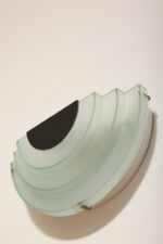 Jednopunktowy kinkiet/lampa ścienna z akrylowym kaskadowym kloszem w morskim kolorze, styl Memphis, firma Massive, Belgia, lata 90. - obrazek 9