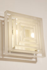 Duży jednopunktowy biały kwadratowy podtynkowy kinkiet/lampa ścienna/plafon „Kvadrat” / „Kvadratlampen” z geometrycznym dyfuzorem z tworzywa sztucznego, projekt Nils Andersen & Salli Besiakow dla Lyfa, Dania, wzór z 1972 roku - obrazek 9