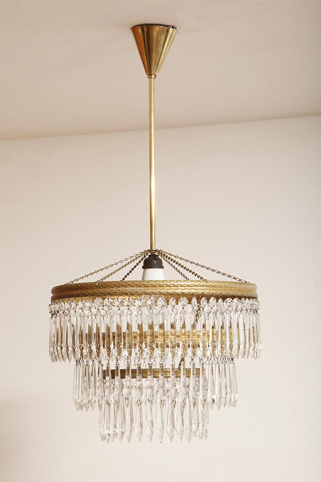 czech design, szklana lampa vintage, czech vintage lamp, vintage, vintage store, vintage ceiling lamp, hanging glass lamp, lamp, sklep vintage, mid century modern, Železnobrodskié Sklo, vintage chandeler, czechoslovakia, design shop, made in prl, lampa vintage Železnobrodskié Sklo, retro glass lamp, 60's, retro shop warsaw, meble prl, Železnobrodskié Sklo ceiling lamp, napako vintage lamp, mid century lamp, retro sklep warszawa, retro, Železnobrodskié Sklo vintage lamp, lampa napako, lamp design, vintage shop warsaw, lampa vintage, lampa boho, lampa sufitowa vintage, vintage lamp, antique shop warsaw, vintage hanging lamp, boho vintage, czeska lampa sufitowa retro, 1960., antique store warsaw, retro lamp, lampa vintage boho, hanging vintage lamp napako, 60., antyk sklep, retro style, retro shop, 1960s, antyk sklep warszawa, vintage light, vintage shop Duża kaskadowa trzypoziomowa jednopunktowa lampa sufitowa w stylu boho złożona z 143 przeźroczystych szklanych wisiorków i innych szklanych dodatków wiszących na trzech metalowych obręczach w kolorze starego złota, Typ 18-01, Železnobrodskié Sklo, Czechosłowacja, lata 50. - obrazek 10