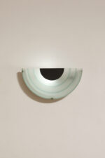 Jednopunktowy kinkiet/lampa ścienna z akrylowym kaskadowym kloszem w morskim kolorze, styl Memphis, firma Massive, Belgia, lata 90. - obrazek 10