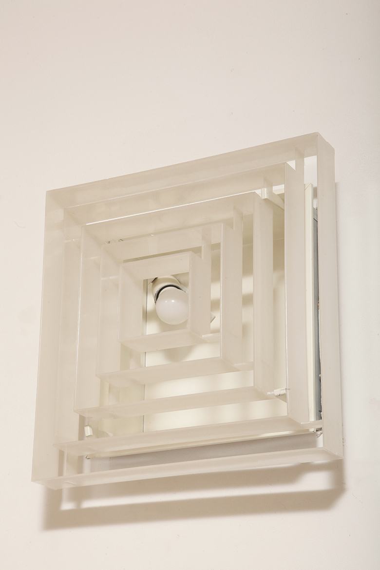 scandinavian lamp, antique shop warsaw, duński design, retro sklep warszawa, scandinavian style, antique store warsaw, retro shop, vintage shop warsaw, vintage wall lamp, antyk sklep, vintage shop, vintage store warsaw, metal lamp, antyk sklep warszawa, vintage store, retro store warsaw, lampa vintage, scandinavian vintage lamp, sklep vintage, design shop warsaw, danish design, metal vintage lamp, design shop, design sklep warszawa, lampa retro, wall lamp lyfa, retro store, danish lamp, antique shop, duńska lampa, design sklep, danish ceiling lamp, antique store, danish hanging lamp, design store, vintage lamp, design store warsaw, vintage danish lamp, kinkiet lyfa, sklep retro, scandinavian design, vintage sklep warszawa, danish retro lamp, lyfa wall lamp, retro shop warsaw Duży jednopunktowy biały kwadratowy podtynkowy kinkiet/lampa ścienna/plafon „Kvadrat” / „Kvadratlampen” z geometrycznym dyfuzorem z tworzywa sztucznego, projekt Nils Andersen & Salli Besiakow dla Lyfa, Dania, wzór z 1972 roku - obrazek 10