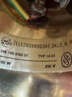 Kaskadowa trzypoziomowa jednopunktowa lampa sufitowa w stylu boho złożona z przeźroczystych szklanych wisiorków i czarnych szklanych pałeczek wiszących na trzech metalowych obręczach w kolorze starego złota, Typ 18-01, Železnobrodskié Sklo, Czechosłowacja, lata 50. - obrazek 43