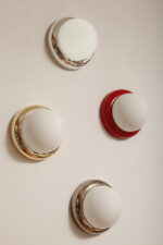 Jednopunktowa w kształcie kopuły okrągła szklana biała lampa ścienna/kinkiet/plafon z czerwoną oprawą z tworzywa sztucznego, Space Age, Sozzi Illuminazione, Włochy, lata 80. - obrazek 21