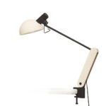 Duża jasnokremowo-czarna nablatowa jednopunktowa lampa biurkowa "Praxi" z tworzywa z ruchomym kloszem i czarnym metalowym ramieniem, projekt Bruno Gecchelin dla firmy iGuzzini, Włochy, wzór z 1982 roku