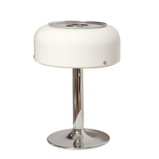 Masywna chromowana metalowa jednopunktowa lampa biurkowa/gabinetowa "Knubbling" z dużym kloszem z mlecznego pleksiglasu, projekt Anders Pehrson dla Ateljé Lyktan, Space Age, Szwecja, wzór z 1971 roku