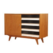 Dębowa szafka/komoda z czterema głębokimi szufladami z czarnobiałymi frontami, TYP U 458, projekt Jiri Jiroutek dla Interier Praha, Czechosłowacja, lata 60.