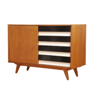 Dębowa szafka/komoda z czterema głębokimi szufladami z czarnobiałymi frontami, TYP U 458, projekt Jiri Jiroutek dla Interier Praha, Czechosłowacja, lata 60.