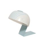 Nieduża jednopunktowa lampa nocna z błękitną metalową podstawą i mlecznobiałym kloszem w błękitne paski z pleksi, firma Molin, Włochy, lata 60.