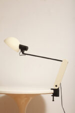 Duża jasnokremowo-czarna nablatowa jednopunktowa lampa biurkowa "Praxi" z tworzywa z ruchomym kloszem i czarnym metalowym ramieniem, projekt Bruno Gecchelin dla firmy iGuzzini, Włochy, wzór z 1982 roku - obrazek 11