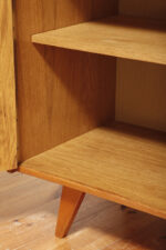 Dębowa szafka/komoda z czterema głębokimi szufladami po prawej stronie, TYP U 458, projekt Jiri Jiroutek dla Interier Praha, Czechosłowacja, lata 60. - obrazek 12