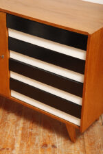 Dębowa szafka/komoda z czterema głębokimi szufladami z czarnobiałymi frontami, TYP U 458, projekt Jiri Jiroutek dla Interier Praha, Czechosłowacja, lata 60. - obrazek 11