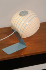 Nieduża jednopunktowa lampa nocna z błękitną metalową podstawą i mlecznobiałym kloszem w błękitne paski z pleksi, firma Molin, Włochy, lata 60. - obrazek 11