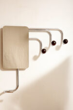 Duży metalowy wieszak/garderoba ścienna na chromowanej rurowej masywnej konstrukcji z trzema hakami zakończonymi bukowymi ręcznie toczonymi kulami, dymionym pionowym lustrem i uchwytem na parasole, Bauhaus, Niemcy, lata 30. XX wieku - obrazek 11