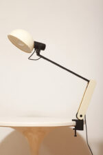 Duża jasnokremowo-czarna nablatowa jednopunktowa lampa biurkowa "Praxi" z tworzywa z ruchomym kloszem i czarnym metalowym ramieniem, projekt Bruno Gecchelin dla firmy iGuzzini, Włochy, wzór z 1982 roku - obrazek 12