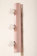 Smukła trzypunktowa aluminiowa cylindryczna różowa lampa ścienna/kinkiet o pionowej, lub poziomej orientacji, Targetti, Włochy, lata 80. - obrazek 22