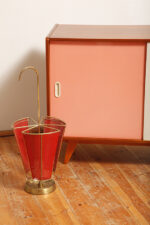 Mosiężny parasolnik/stojak na parasole w kolorze starego złota z bokami z blachy perforowanej lakierowanej na czerwono, Wagner Keller, Niemcy, lata 50/60. - obrazek 12