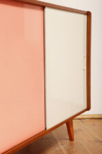 Dębowa szafka/komoda z parą przesuwanych drzwi ze sklejki lakierowanych na różowy i jasno kremowy kolor, TYP U 450, projekt Jiri Jiroutek dla Interier Praha, Czechosłowacja, wzór z 1958 roku - obrazek 12