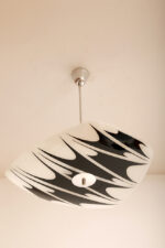 Asymetryczna mlecznobiało-czarna trzypunktowa szklana lampa sufitowa „Parasolka” malowana w geometryczne wzory, Kamenický Šenov, Czechosłowacja, lata 60. - obrazek 13