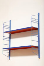 Modułowa szafka/regał na metalowej niebieskiej konstrukcji z dwoma niebieskimi metalowymi półkami z pomarańczowym spodem z regulowanym ustawieniem wysokości, projekt Adriaan Dekker dla firmy Tomado, Holandia, lata 60. - obrazek 12