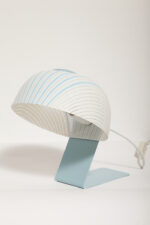 Nieduża jednopunktowa lampa nocna z błękitną metalową podstawą i mlecznobiałym kloszem w błękitne paski z pleksi, firma Molin, Włochy, lata 60. - obrazek 12