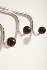 Duży metalowy wieszak/garderoba ścienna na chromowanej rurowej masywnej konstrukcji z trzema hakami zakończonymi bukowymi ręcznie toczonymi kulami, dymionym pionowym lustrem i uchwytem na parasole, Bauhaus, Niemcy, lata 30. XX wieku - obrazek 12